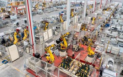 ▲資料圖:某工廠內(nèi),全自動(dòng)機(jī)器人高速運(yùn)轉(zhuǎn)生產(chǎn)汽車(chē)配件訂單產(chǎn)品。圖/新華社